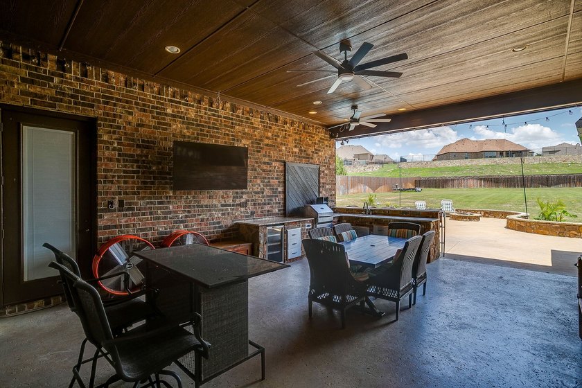 Gorgeous custom home built in 2014, meticulously maintained and - photo 32