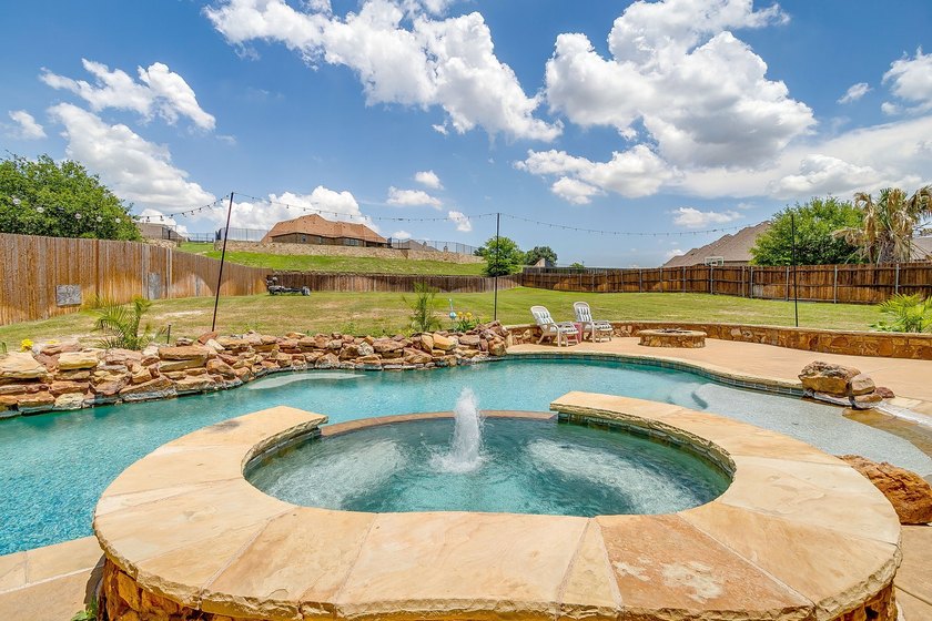 Gorgeous custom home built in 2014, meticulously maintained and - photo 34