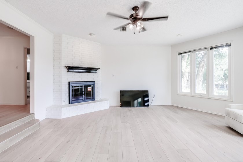 Beautifully renovated 3 bedroom, 2.5 bath home in Ransom Canyon - photo 4