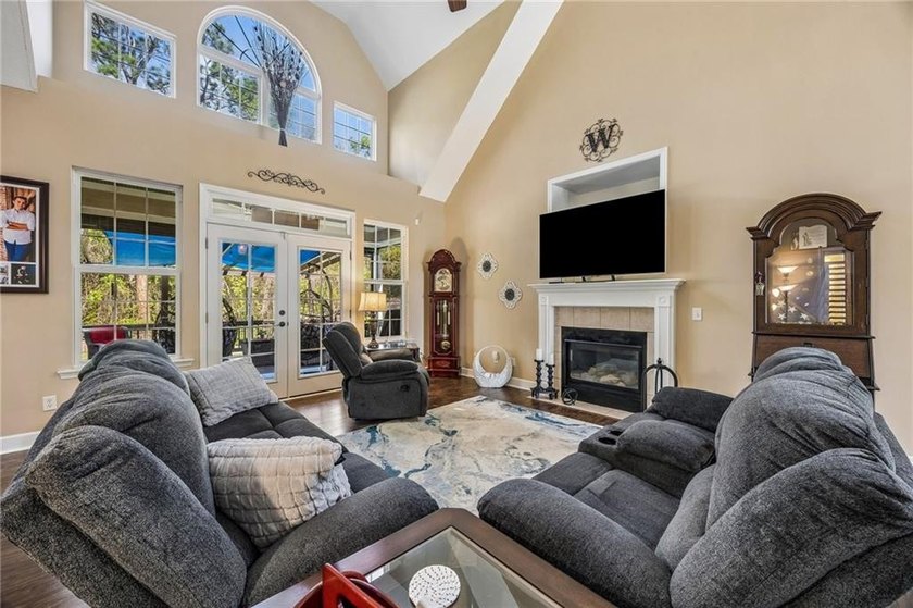 Featuring a beautiful home, originally a Bent Pine Construction - photo 13