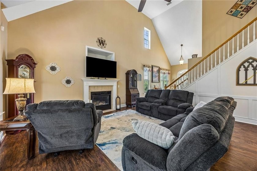 Featuring a beautiful home, originally a Bent Pine Construction - photo 15