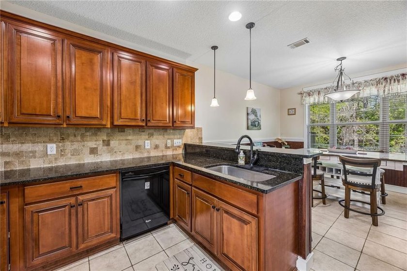 Featuring a beautiful home, originally a Bent Pine Construction - photo 21