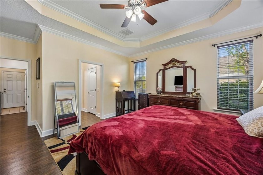 Featuring a beautiful home, originally a Bent Pine Construction - photo 32