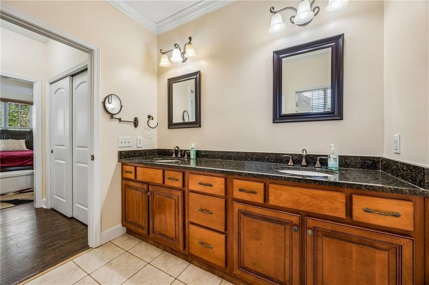 Featuring a beautiful home, originally a Bent Pine Construction - photo 38