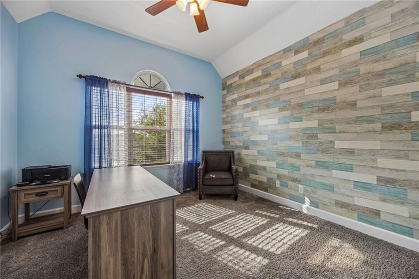Featuring a beautiful home, originally a Bent Pine Construction - photo 41