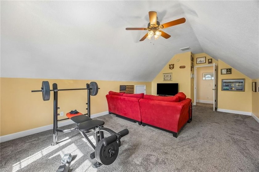 Featuring a beautiful home, originally a Bent Pine Construction - photo 48