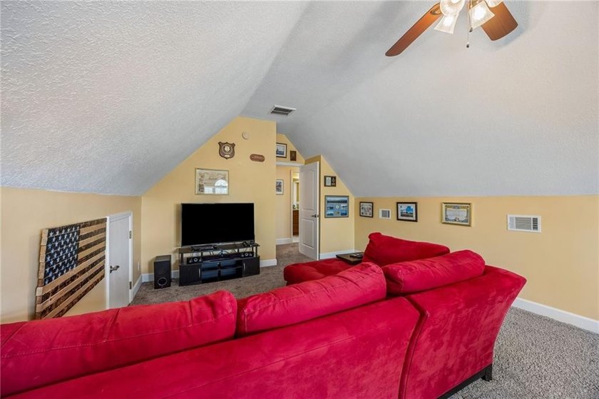 Featuring a beautiful home, originally a Bent Pine Construction - photo 50