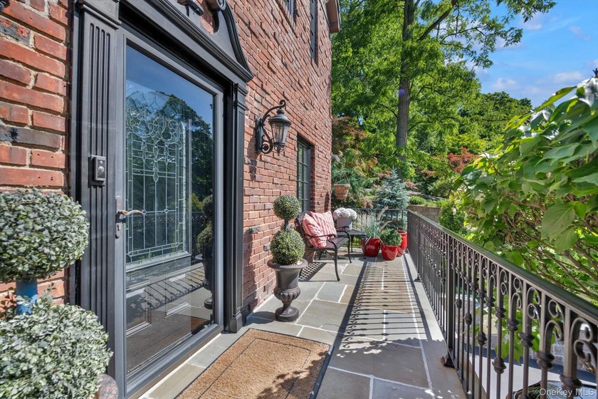 Nestled within Roslyn's historic Sinclair Martin enclave, this - photo 2