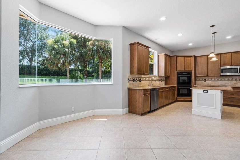 Welcome to this beautifully maintained 5-bedroom, 3-bath pool - photo 13