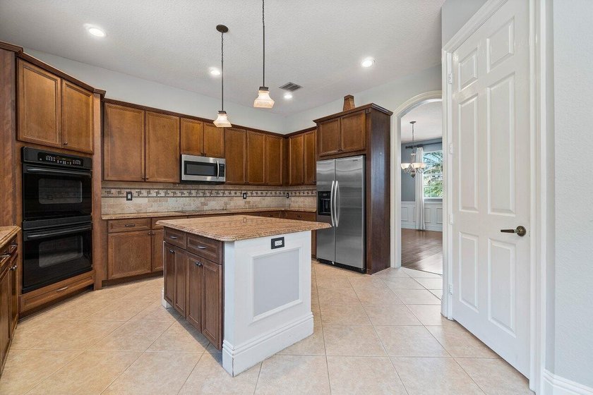 Welcome to this beautifully maintained 5-bedroom, 3-bath pool - photo 15