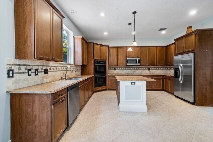 Welcome to this beautifully maintained 5-bedroom, 3-bath pool - photo 16