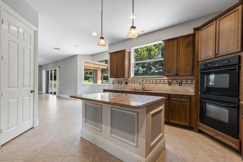Welcome to this beautifully maintained 5-bedroom, 3-bath pool - photo 17