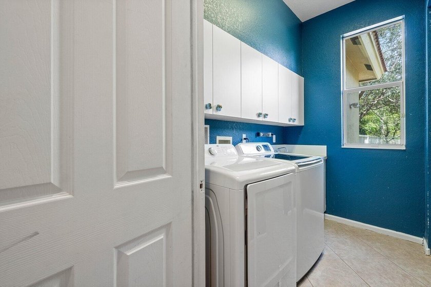 Welcome to this beautifully maintained 5-bedroom, 3-bath pool - photo 19