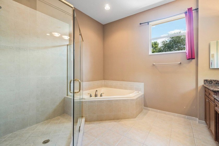 Welcome to this beautifully maintained 5-bedroom, 3-bath pool - photo 26