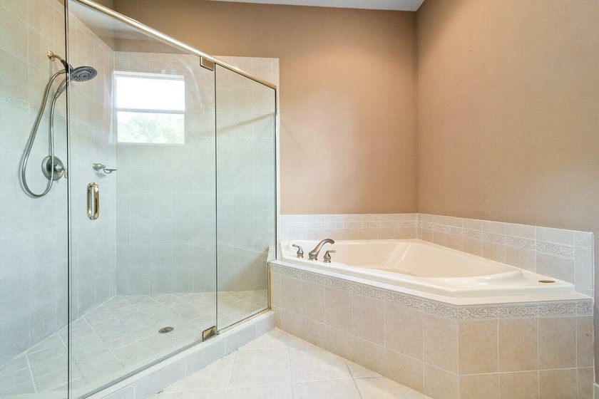 Welcome to this beautifully maintained 5-bedroom, 3-bath pool - photo 28