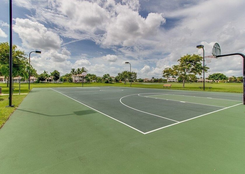 Welcome to this beautifully maintained 5-bedroom, 3-bath pool - photo 46