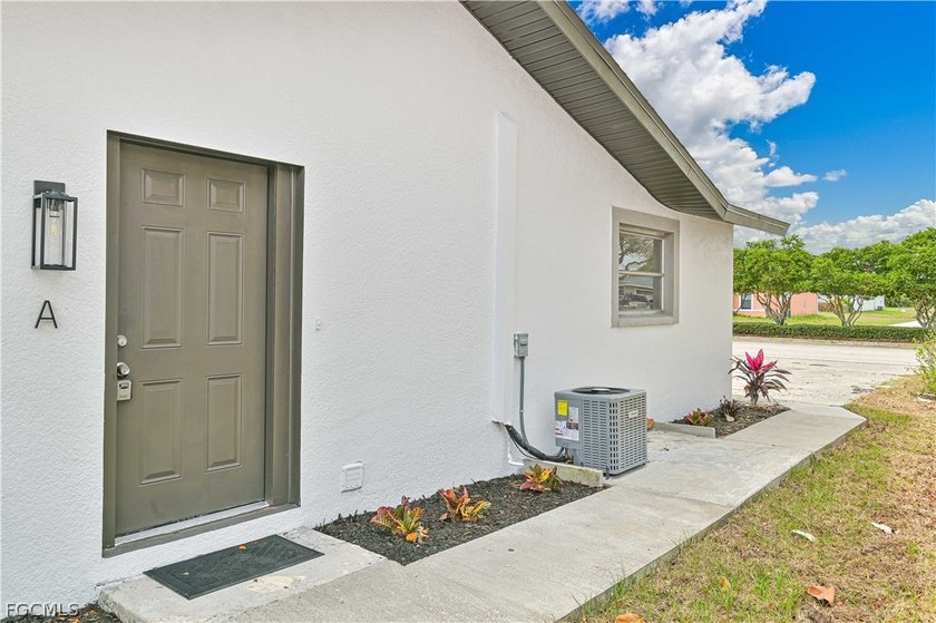 Legal renovated Duplex in Cape Coral, Unit A has 2 bedrooms and - photo 2