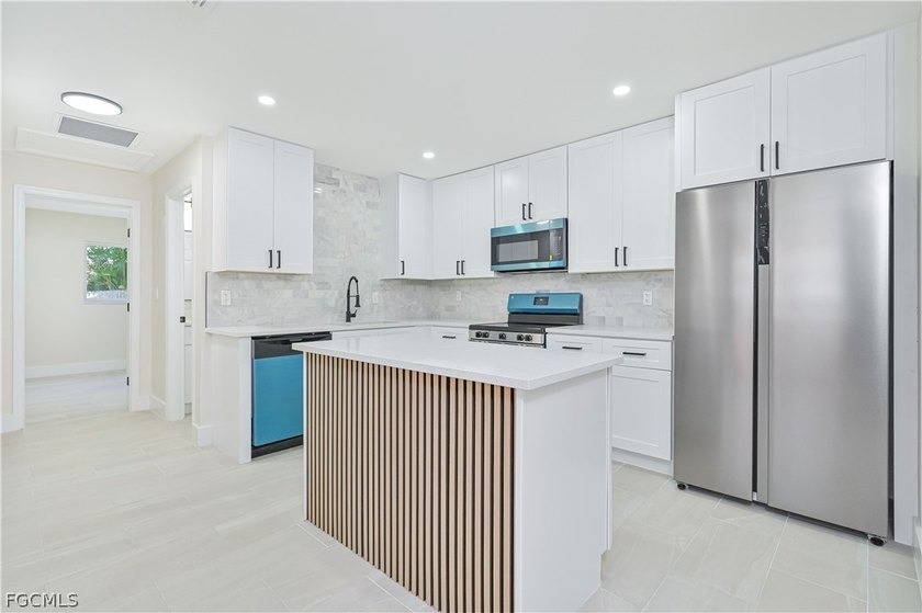Legal renovated Duplex in Cape Coral, Unit A has 2 bedrooms and - photo 5