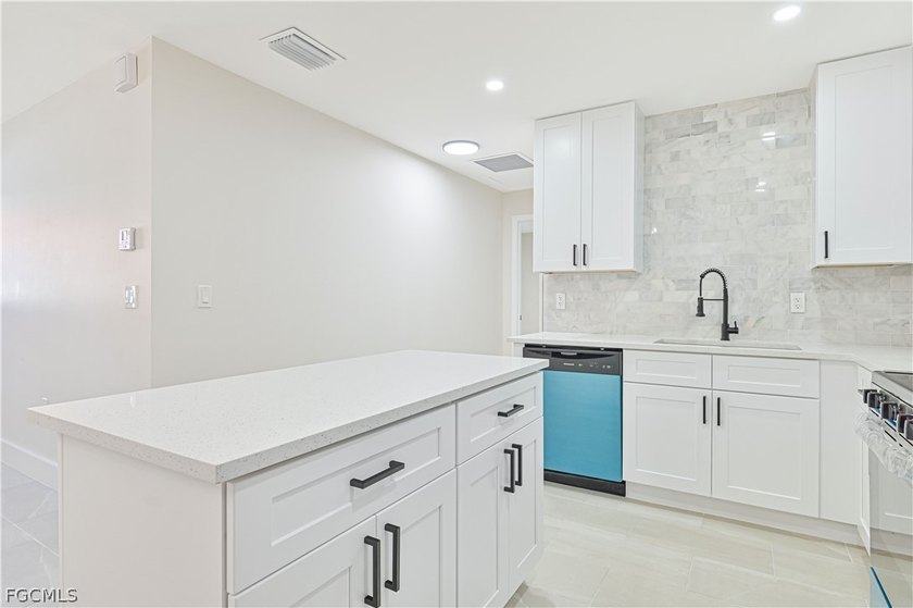 Legal renovated Duplex in Cape Coral, Unit A has 2 bedrooms and - photo 6
