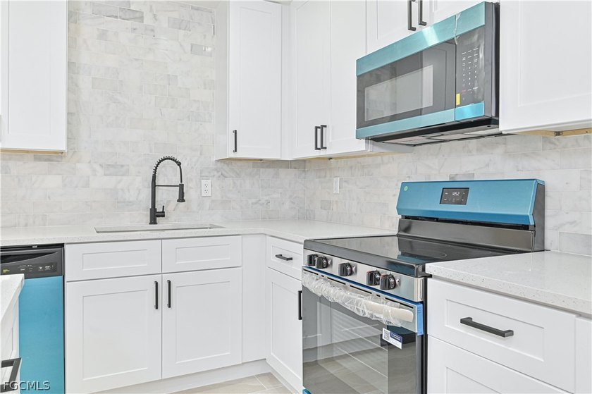 Legal renovated Duplex in Cape Coral, Unit A has 2 bedrooms and - photo 7