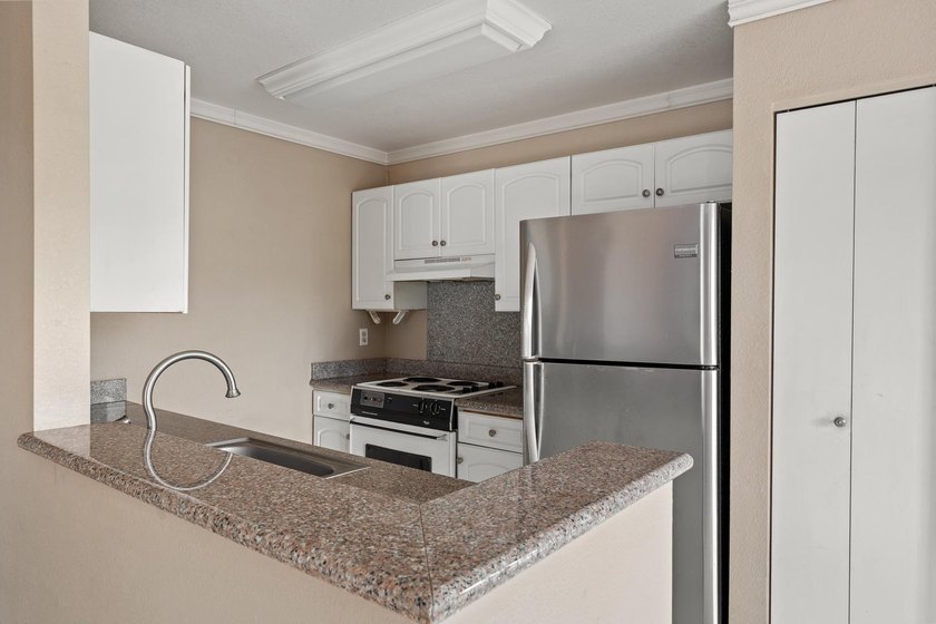This inviting, gently loved unit offers Haleakala views from the - photo 4