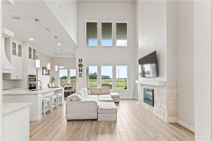 This spacious 4 bedroom, 2.5 bath home offers ample living space - photo 4
