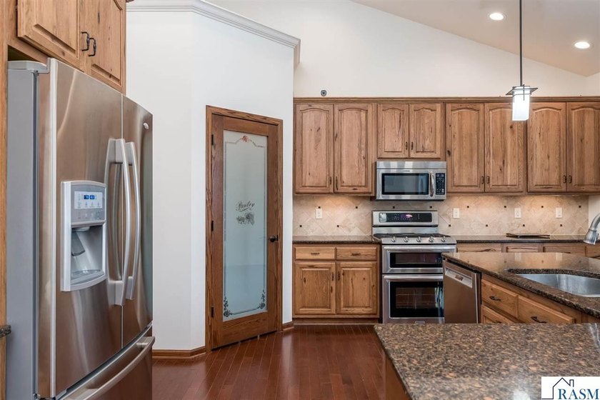 You'll marvel at this stunning 4-bedroom, 3-bathroom home - photo 19