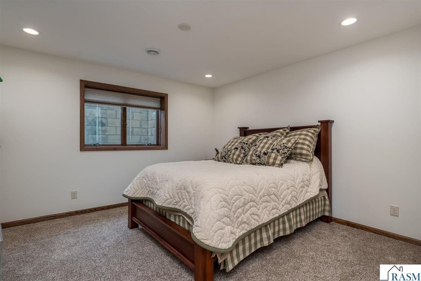 You'll marvel at this stunning 4-bedroom, 3-bathroom home - photo 42
