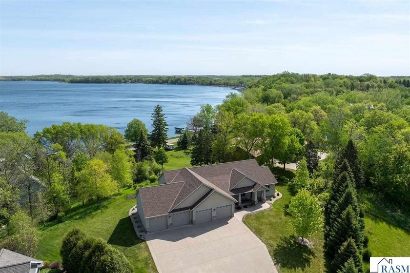 You'll marvel at this stunning 4-bedroom, 3-bathroom home - photo 48