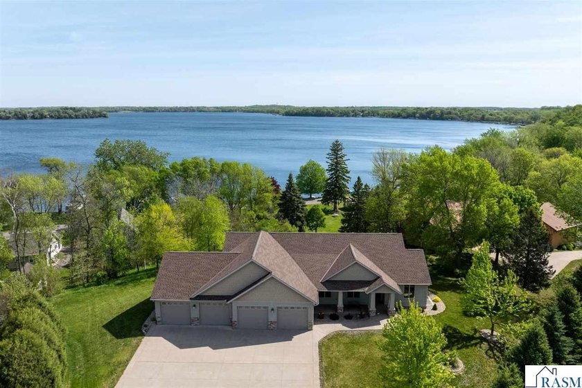 You'll marvel at this stunning 4-bedroom, 3-bathroom home - photo 49
