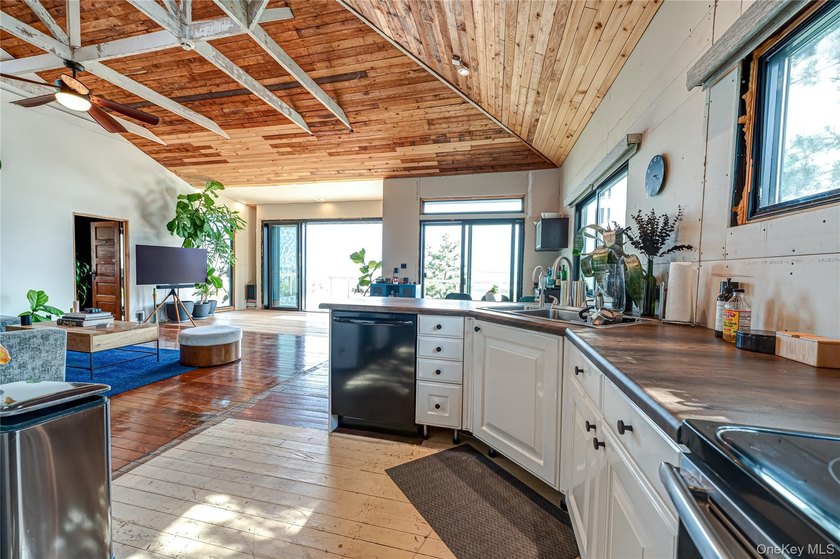 Welcome to 94 Savannah Walk, an exclusive waterfront retreat - photo 7