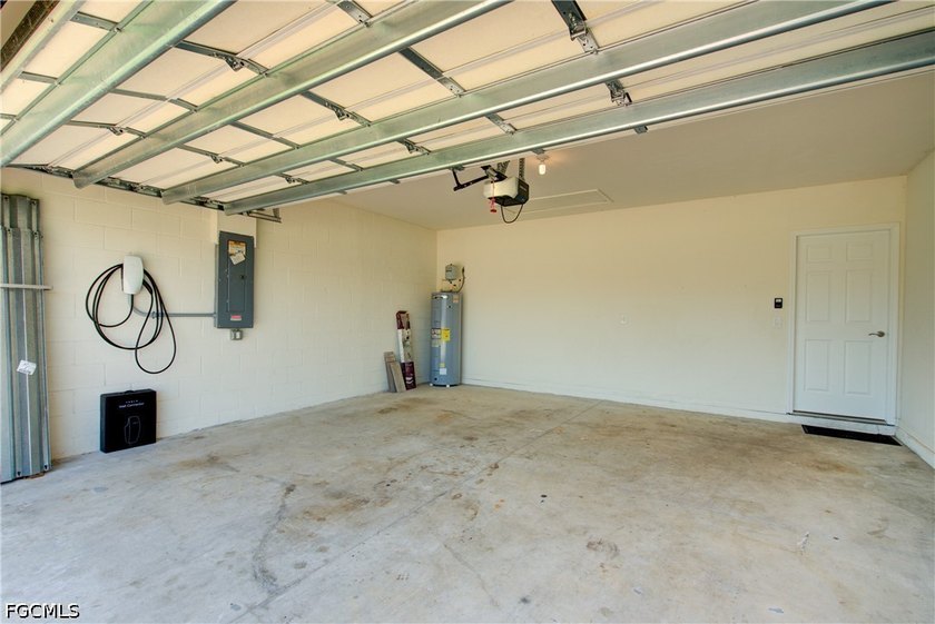 Welcome to this beautifully maintained 4-bedroom, 2-bath home in - photo 29