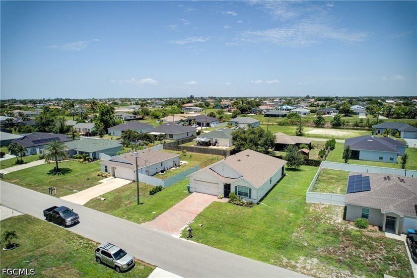 Welcome to this beautifully maintained 4-bedroom, 2-bath home in - photo 44