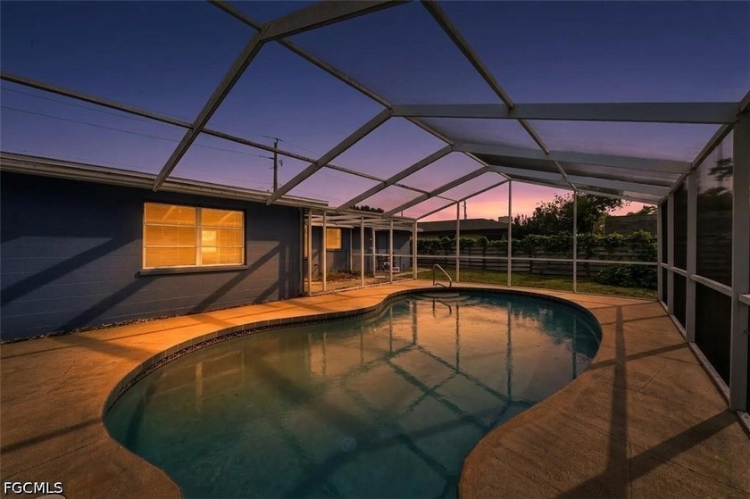 Welcome to this classic Sarasota pool home in the desirable - photo 31