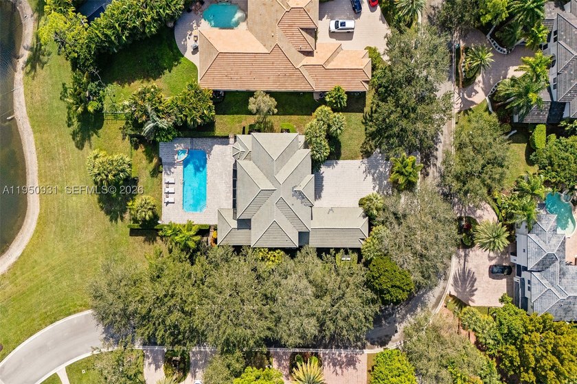 Prime lakefront, within an exclusive gated enclave of 17 custom - photo 13