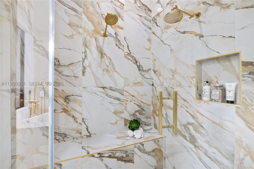 Prime lakefront, within an exclusive gated enclave of 17 custom - photo 23