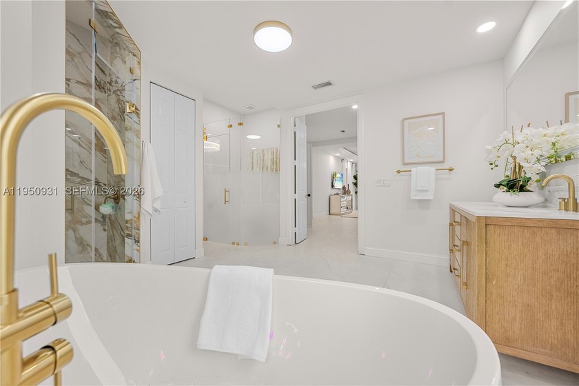 Prime lakefront, within an exclusive gated enclave of 17 custom - photo 24