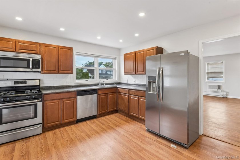 Rare Opportunity! Exceptional Two-Family Home in Manhasset A - photo 26