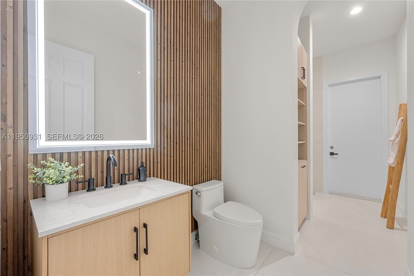 Prime lakefront, within an exclusive gated enclave of 17 custom - photo 30