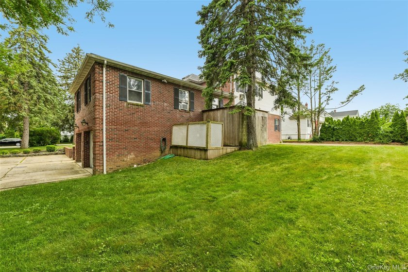Rare Opportunity! Exceptional Two-Family Home in Manhasset A - photo 32