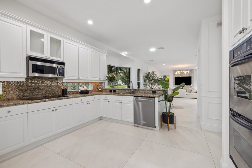 Prime lakefront, within an exclusive gated enclave of 17 custom - photo 41