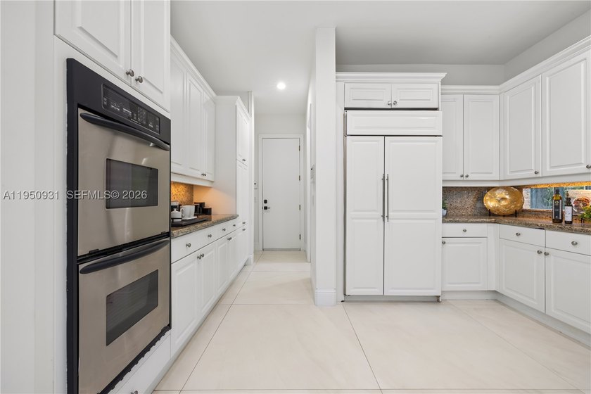 Prime lakefront, within an exclusive gated enclave of 17 custom - photo 42
