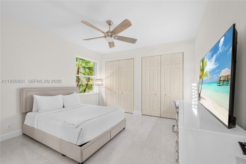 Prime lakefront, within an exclusive gated enclave of 17 custom - photo 47