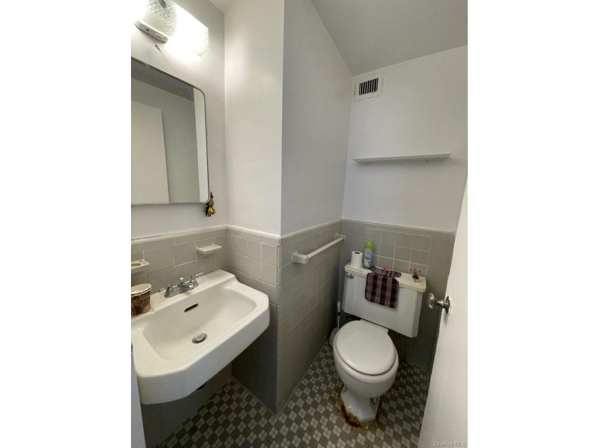 This cooperative unit apartment offers breathtaking views of the - photo 12