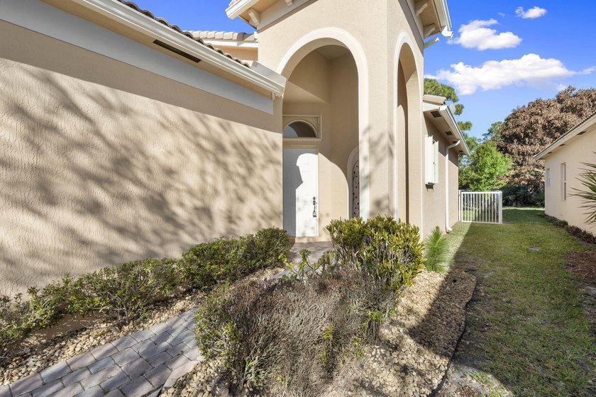 Enjoy privacy and comfort in this 3BR/2BA home with a 2-car - photo 2