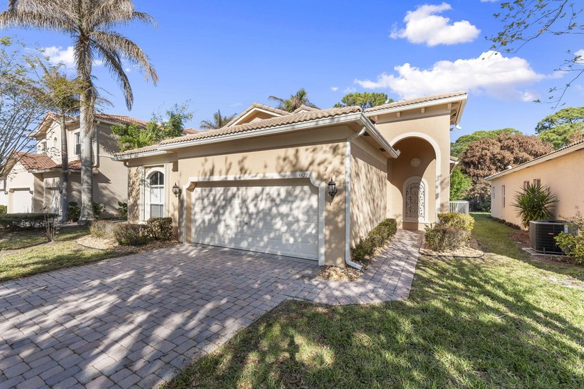 Enjoy privacy and comfort in this 3BR/2BA home with a 2-car - photo 3