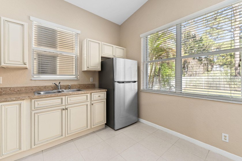 Enjoy privacy and comfort in this 3BR/2BA home with a 2-car - photo 6