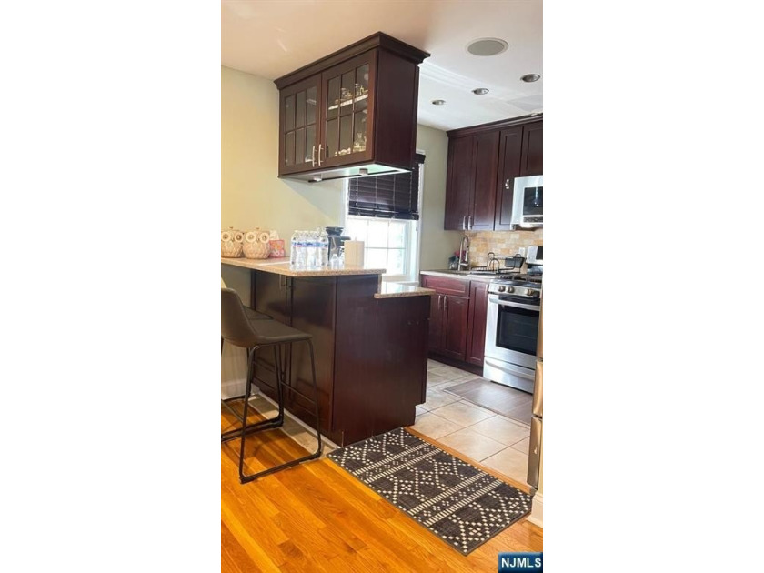 Introducing a beautiful totally renovated 2 bed rooms apartment - photo 3
