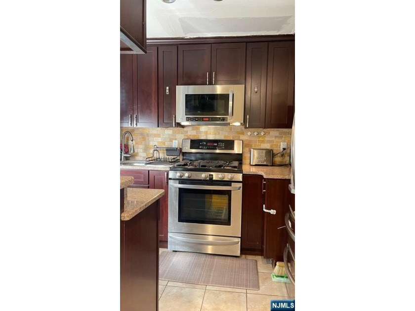Introducing a beautiful totally renovated 2 bed rooms apartment - photo 4