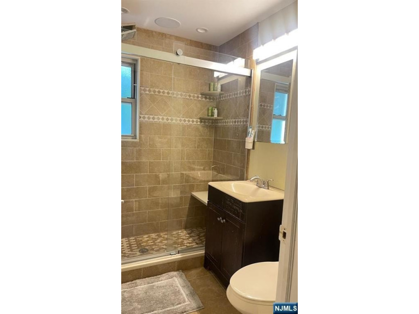 Introducing a beautiful totally renovated 2 bed rooms apartment - photo 8